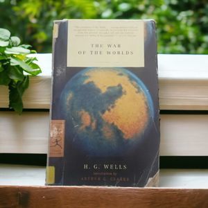 War Of The Worlds 2002 Paperback HG Wells Arthur Clarke Earth Invasion